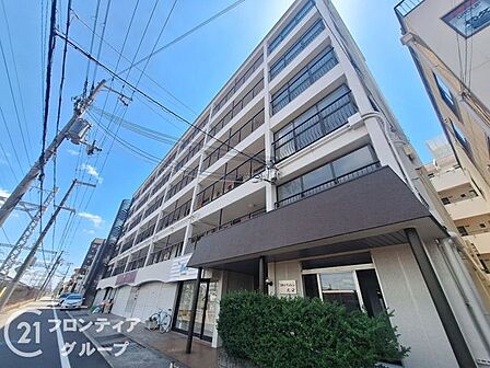機能性とデザイン性を兼ね備えたマンション外観は、住む人に快適な生活を提供します。スタイリッシュなデザインが魅力で、日々の生活に彩りを添えます