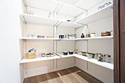 【施工例／パントリー】リビングから見えずに物を収納でき、キレイなリビングを保つことが出来ます！また食品をまとめ買いしてストックすることができ、買い物の頻度を減らすことができます。