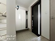 玄関ではタイルを採用しており、お掃除楽々！特にお子さまがたくさんの砂を持って帰ってきても安心ですね！