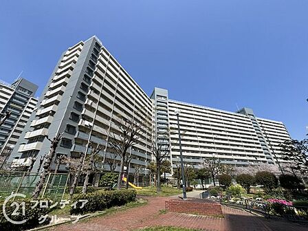 機能性とデザイン性を兼ね備えたマンション外観は、住む人に快適な生活を提供します。スタイリッシュなデザインが魅力で、日々の生活に彩りを添えます