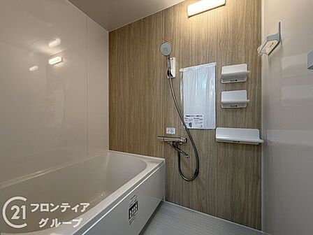 清潔感あふれるバスルームで、毎日の疲れを癒せます。明るく開放的な空間で、リフレッシュできるひとときをお楽しみください。