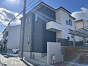 静かな住宅街にたたずむ重厚感あるお家。落ち着いた色合いが素敵ですね。スーパー・コンビニが徒歩6分でお買い物便利な立地です