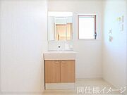 ＼同仕様写真／小窓付きの洗面室は、毎朝心地よい光を運んでくれるので、すがすがしい気持ちで1日をスタートできます！また、1坪以上の広い空間です！