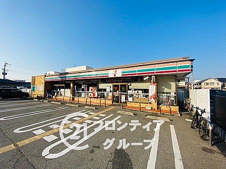 セブンイレブン尼崎塚口本町3丁目店 徒歩7分。ちょっとした買い足しや夜間の利用にも便利なコンビニ。ATMや公共料金の支払いも気軽に利用でき、忙しい毎日を支えてくれる心強い存在です。 550m
