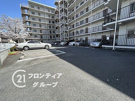 敷地内に駐車場あり!お車があると遠方のお出かけも楽々可能です!現在の空き状況は当店にお問合せください。