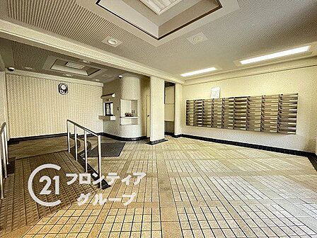 シンプルなロビーですが、住む人にとって居心地の良い空間を提供します