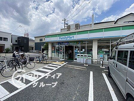 ファミリーマート尼崎三反田町二丁目店 徒歩8分。 570m