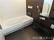 ＼同仕様写真／足を伸ばして入浴できる広々とした浴室で一日の疲れをリフレッシュ