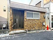 周辺の景色と調和した外観は、落ち着いた雰囲気があり、住む人に安心感を与えます