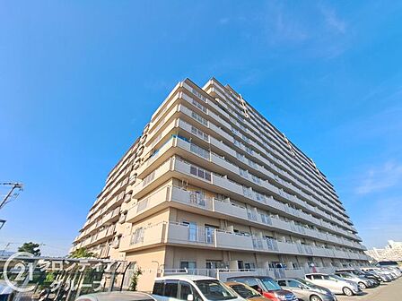 シンプルで洗練されたマンション外観は、住む人のセンスを引き立て、落ち着いた雰囲気を提供します。都会的なデザインが魅力で、住む人に誇りを与える空間です
