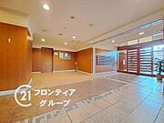 シンプルなロビーですが、住む人にとって居心地の良い空間を提供します