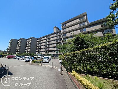 外観：重厚感あふれるモダンなデザインが目を引くスタイリッシュな佇まいです。広々とした敷地内にはゆとりある駐車スペースも確保されており、都会的な暮らしを象徴する美しいデザインに仕上がっています