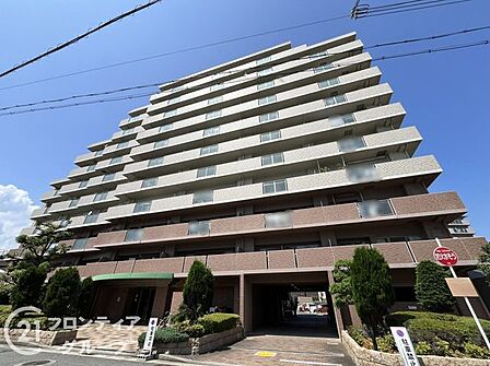 伝統と現代が融合したマンション外観は、魅力的なデザインを実現し、住む人に特別なひとときを提供します。歴史ある街並みに調和したデザインが魅力です