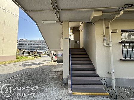 清潔に保たれた共用ロビーは、ペットとのお出かけ時も周囲に気兼ねなく移動できる十分な広さがありますね!住まう人同士の程よい距離感を保てる、ゆとりある設計が嬉しいポイントです