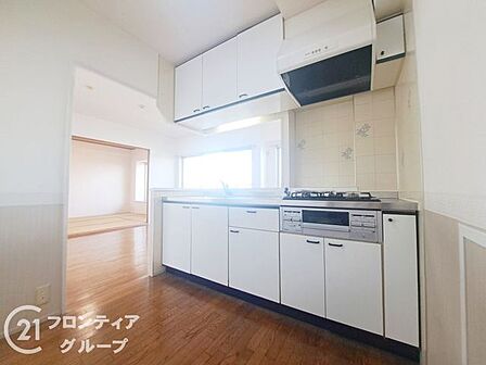 清潔感あふれる白を基調としたキッチンは、お料理の時間をより軽やかに彩ります。機能的なシステムキッチンを採用しており、日々の家事効率を高めながら家族との会話も弾みます