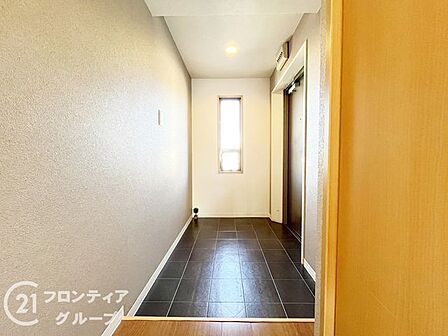 シンプルで落ち着くデザインの玄関です。広々としており、快適にお使いいただけます。