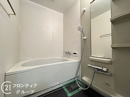 ゆったりと脚を延ばして、1日の疲れを癒せます。窓があるのでこまめに湿気を換気ができます。
