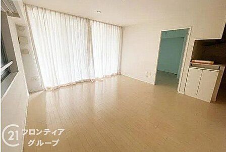 南西向きの窓からたっぷりの陽光が降り注ぐ開放感たっぷりの居住空間!角部屋ならではの二面採光で爽やかな風が通り抜ける心地よい暮らしが叶います。ペットものびのびと過ごせる広さが生活の質を高める大きな魅力!