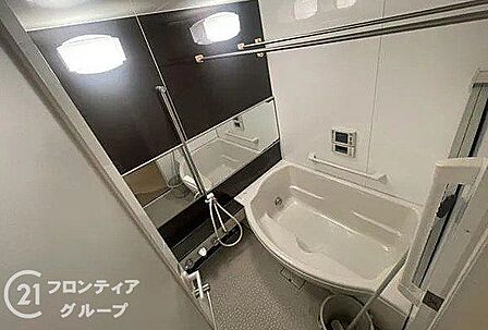 木目調のアクセントパネルが癒しの空間を演出するバスルームです まるでホテルのような高級感がありながら 日々の疲れをリセットできる落ち着いた雰囲気ですね 丁寧に使用されてきた清潔な状態です