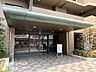 エントランス：広々としたデザインで、開放感を感じさせます。