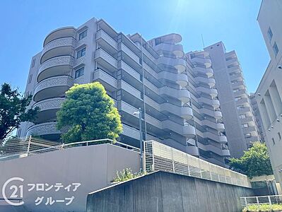 外観:洗練されたフォルムが青空に映える大規模レジデンスです。都会的なデザインと豊かな植栽が美しく調和しており、帰宅するたびにこの家に住む誇りを感じられる素敵な佇まいですね 外観:洗練されたフォルムが青空に映える大規模レジデンスです。都会的なデザインと豊かな植栽が美しく調和しており、帰宅するたびにこの家に住む誇りを感じられる素敵な佇まいですね