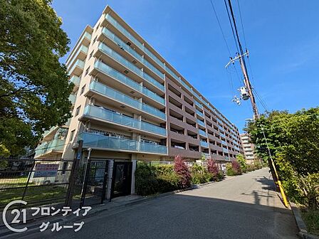 洗練されたデザインが空の青さに映える美しい佇まいです。光を反射するガラス手すりがモダンな印象を与え、道行く人の目を引く上質な趣を感じさせます。日々の帰宅が誇らしくなるような外観デザインが魅力ですね