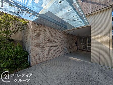 住まう方を優しく迎え入れる重厚感のあるアプローチです。外部の喧騒を忘れさせてくれる静謐な空間が広がり、プライベートな時間への切り替えをスムーズにしてくれる格別な仕上がりとなっています