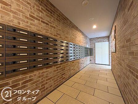 広々とした空間に座り心地の良いソファが並び、まるでおしゃれなホテルのラウンジのようですね！急な来客の対応や、少し気分を変えて読書を楽しみたい時にも重宝しそうな心地よい場所ですね！