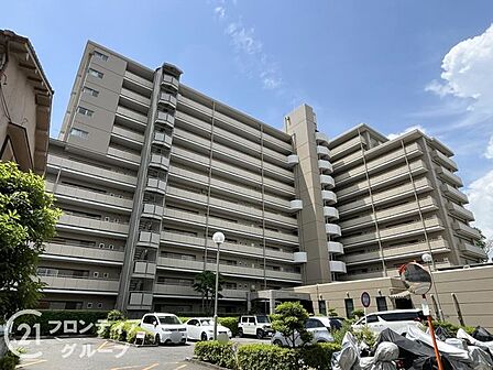 緑豊かな植栽に囲まれた気品あふれる外観は、都会の喧騒を忘れさせてくれるような落ち着きがありますね!洗練されたデザインが周囲の街並みと調和しており、ここでの新しい生活が始まるワクワク感に包まれます