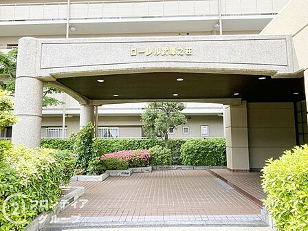 ホテルのような品格を漂わせるアプローチが、住まう人を優雅にプライベート空間へと誘います。細部にまでこだわった照明演出と素材の質感は、日常を特別なものへと昇華させる美しいプロムナードとして機能しています