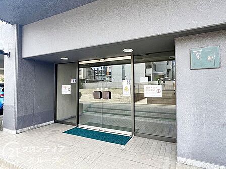 落ち着いた雰囲気のエントランスは、訪れる人に心安らぐ空間を提供し、温かく迎えてくれます!