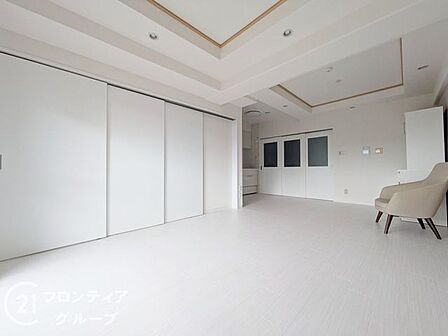 大きな窓から差し込む光が心地よい、開放感あふれるリビングです。駅直結の都会的な利便性を享受しながらも、家の中では静かで穏やかなひとときを過ごすことができます