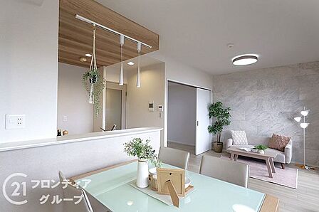 大きな窓から溢れる陽光が室内を明るく彩り、開放感に満ちたリビングを演出します。洗練されたインテリアが映える上質な空間は、家族が集う場所としてだけでなく賓客を招く舞台としてもふさわしい品格を備えています