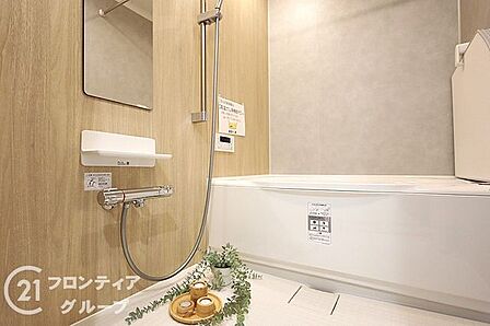 木目調のパネルが温もりを演出する浴室は、一日の疲れを癒やすリラクゼーション空間です。広々とした浴槽でゆったりとお湯に浸かり、心身ともに解き放たれる極上のバスタイムをお楽しみいただけます
