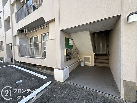 機能的なロビーで、住む人が快適に過ごせるよう配慮されています。住民の皆様が集う場所のため、細やかな心遣いが感じられる素敵な共有スペースですね