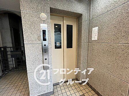 内廊下設計を採用した共用部は、外部からの視線を遮りプライバシーにも配慮されています 落ち着いた色調で統一されたモダンな空間が、住戸へと続く道のりを心地よく演出してくれます