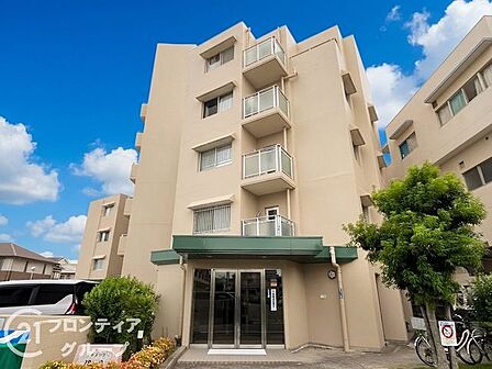洗練されたデザインが目を引く外観は、住む人のステータスを象徴する美しさです。空に映える明るい色彩が、毎日の帰宅を誇らしい気分にさせてくれます