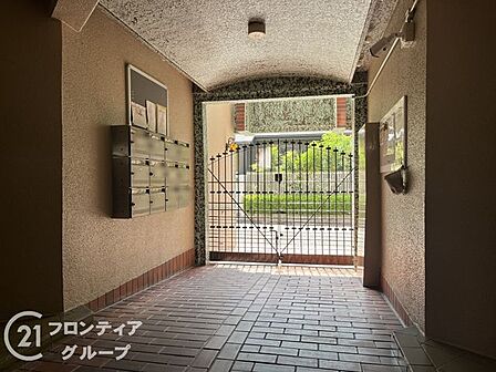 清潔感に溢れた共用スペースは管理の良さが伝わりますね!広々とした通路は移動もスムーズで、荷物が多い時も安心です。細部まで配慮が行き届いた心地よい空間ですね!