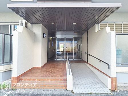 段差に配慮されたスロープが完備されており、車椅子やベビーカーをご利用の際も安心の設計です。住まう方すべてに優しい心遣いを感じるアプローチが、安らぎのプライベート空間へと優雅に導きます