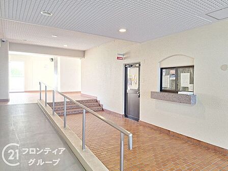 落ち着いた照明が柔らかな雰囲気を演出するロビー空間です。手すり付きのスロープなど細部まで配慮が行き届いており、日々の移動をスムーズに支えてくれる安心感に満ちた上質な設計となっております