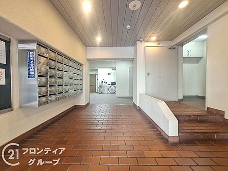柔らかな照明が包み込む落ち着いたロビーで、少し一息つくのも素敵ですね!機能的なメールボックスも完備され、日々の利便性とステータス性が両立されています。住むほどに愛着が深まる心地よい共有スペースですね!