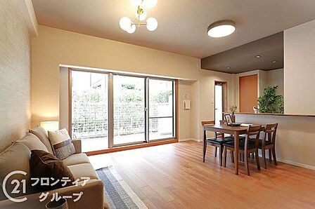 大きな窓から明るい光が差し込む開放感たっぷりのリビングダイニング。木の温もりが感じられるフローリングと洗練された内装が調和し、ご家族で過ごすかけがえのない時間を優しく包み込みます
