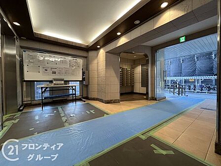 柔らかな間接照明と洗練された内装が広がるロビーはまるで上質なホテルのような空間です!外の喧騒を忘れさせてくれる静かで落ち着いた雰囲気がゆとりある時間を生み出しますね
