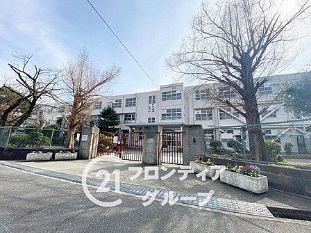 西宮市立学文中学校 徒歩13分。 990m