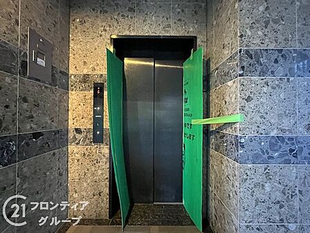 美しい石目調の壁面と鮮やかなコントラストを描くエレベーターホールです!隅々まで清潔に保たれた整然とした空間が毎日のスムーズな移動を心地よくサポートします