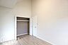 室内：住まい選びは、価格や立地だけでなく、将来の暮らし方まで含めて考えることが大切です。今の段階で気になっていることを、まずスタッフに話してみてください