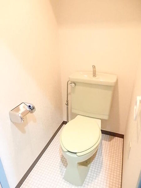 画像6:白タイル×グリーンのトイレ