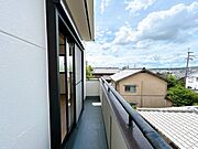 【バルコニー】　バルコニー床の防水塗装を致しました。お天気のいい日はお布団を干すこともできます。暖かい布団で眠る夜は疲れた体も休まりいい眠りにつけそうですね。