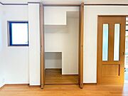 【リフォーム済】リビングの収納スペースです。かさばる小物などはこちらにしまっておくことができます。