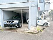 【駐車場】駐車は2台可能です。（車種制限あり）2台お持ちの方や仕事の道具などをしまう物置としても活用できます。居住用だけでなく事務所利用としてもご検討ください。